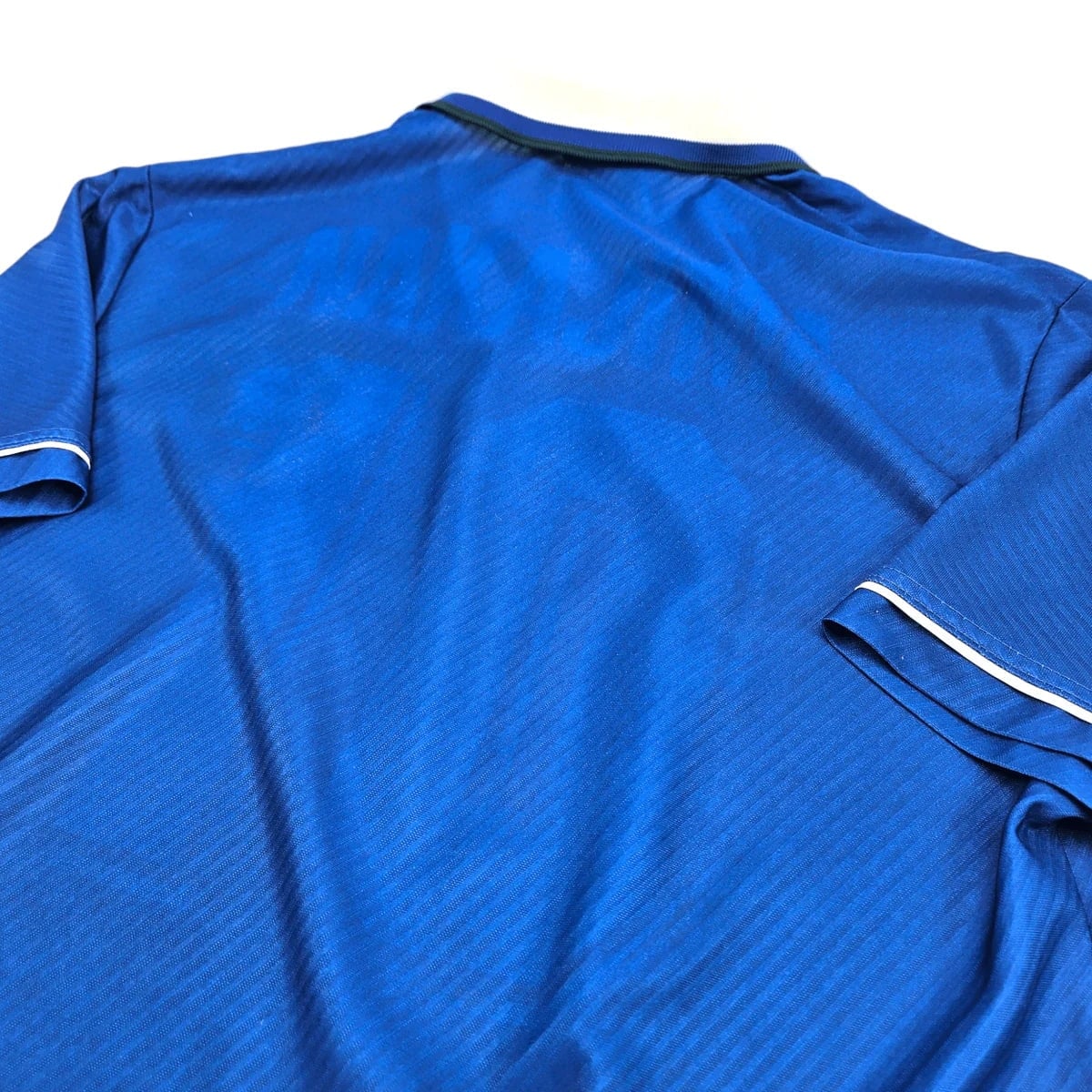 199394-brazil-away-football-shirt-m-umbro-ff204564-899283 | AE JERSEY Back view of a blue polo shirt with white trim on the sleeve cuffs