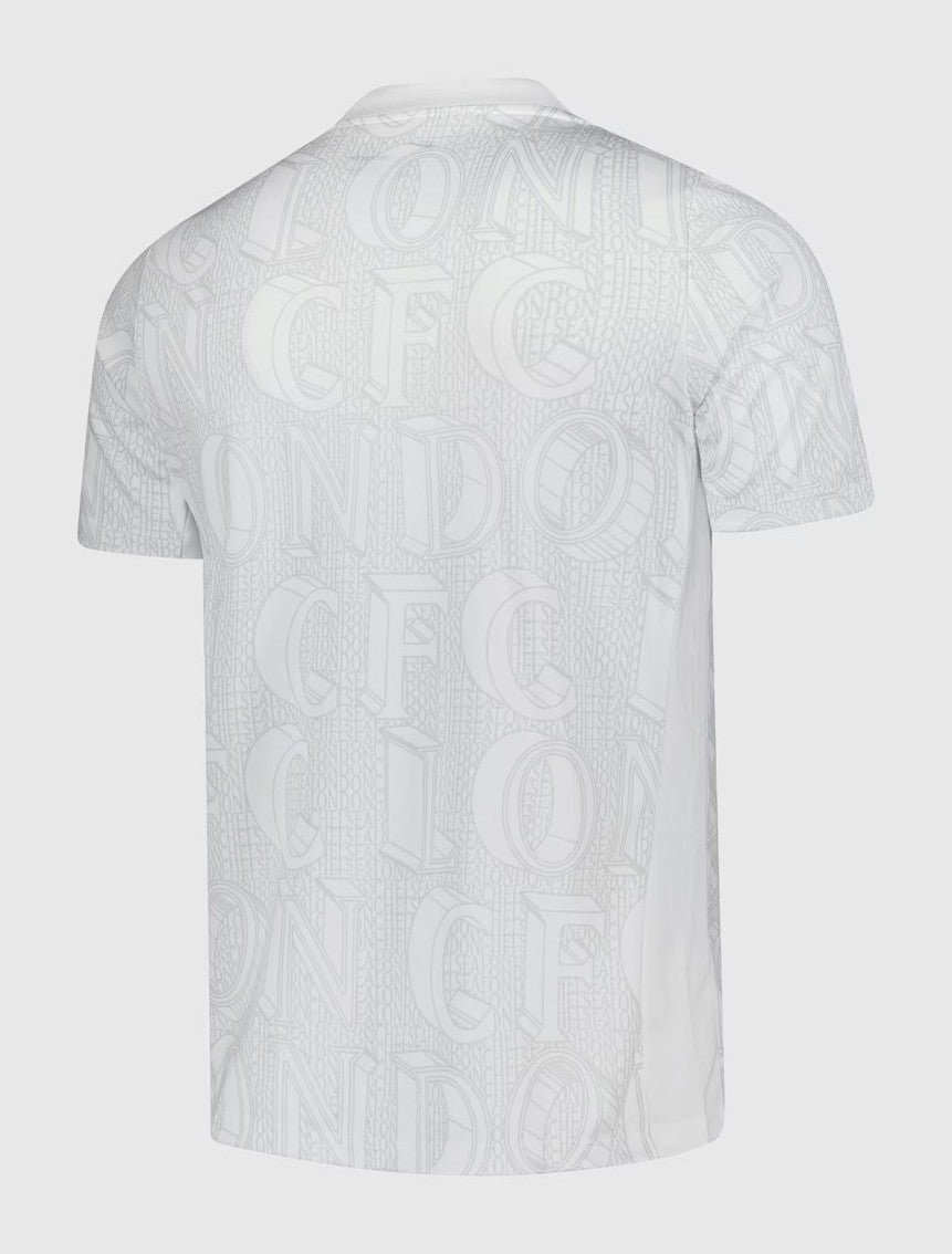4QpEyZij0CFIO7S | AE JERSEY Back view of a white T-shirt with a subtle all-over light gray typography pattern. This describes the garment and the pattern without focusing on details.