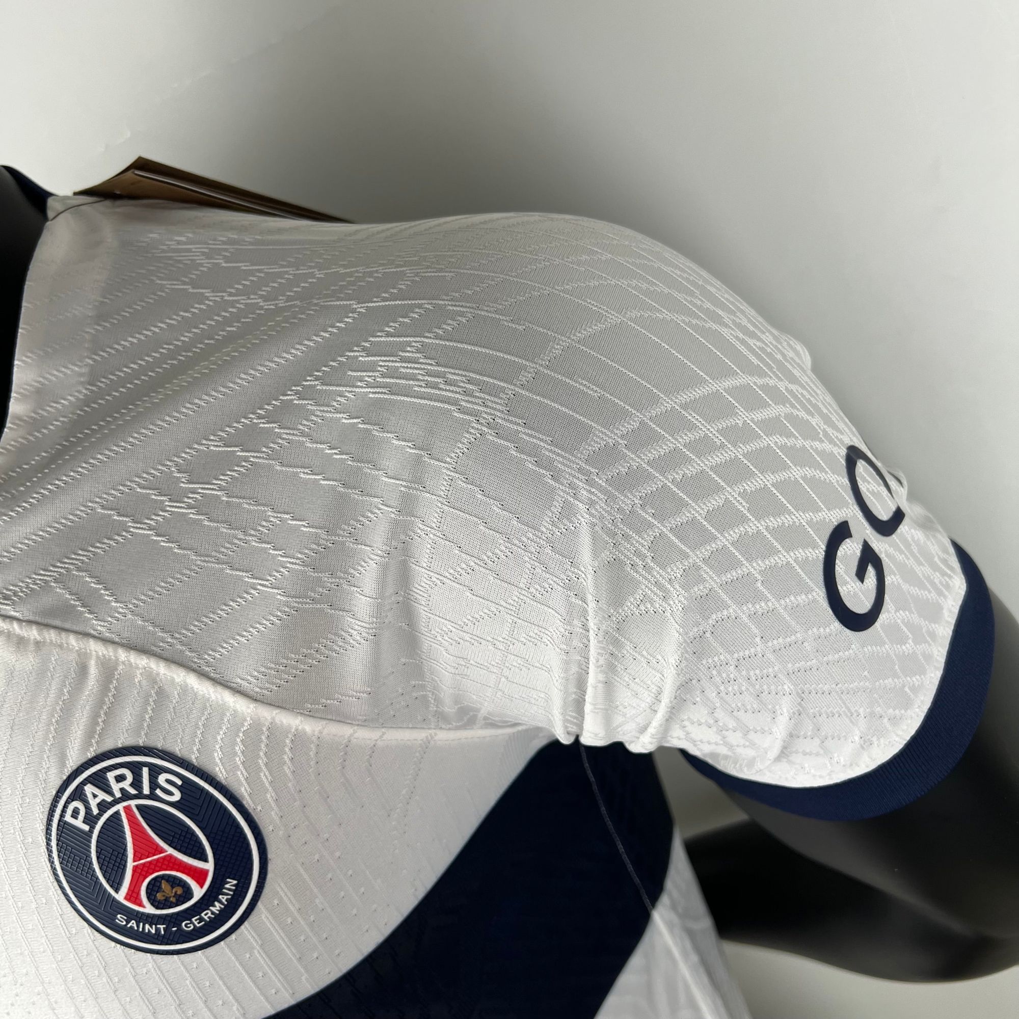 6ea99183_0cd0ab66-e3f1-45fa-a8fa-c889754d4497 | AE JERSEY Light gray patterned baseball cap with the Paris Saint-Germain logo on the front center crest (PSG).