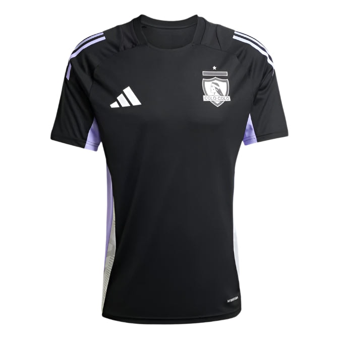 Camiseta_Entrenamiento_Colo-Colo_2_672x672_d276d2cc-49ed-4f85-b152-3e9409254f6e | AE JERSEY Black Colo-Colo soccer jersey with Adidas logo, purple side panels, and crest on the left chest area.