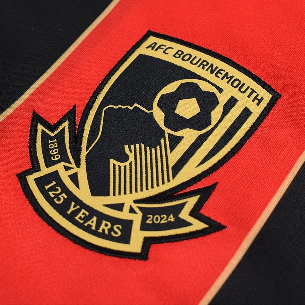 FMCLV13FxKJvKwg | AE JERSEY Close-up of the AFC Bournemouth club crest on a red football jersey, commemorating 125 years (1899–2024).
