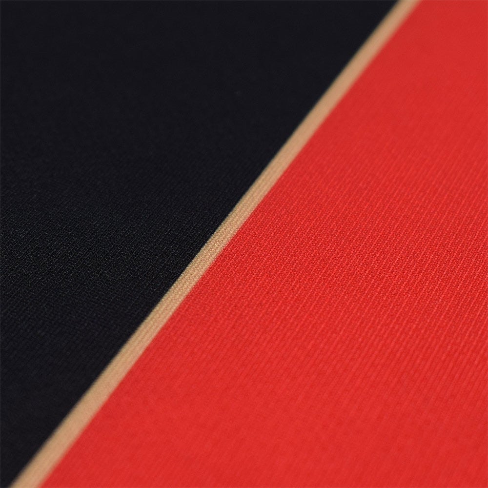 PdFmnGAq1c8iNlr | AE JERSEY Close-up of black and red fabric with a thin beige seam between them.