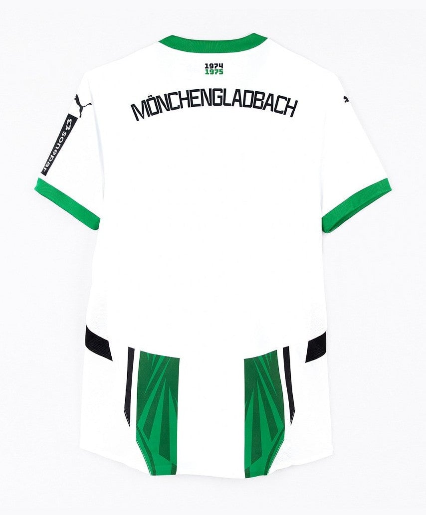 SJMHvOvaVjCu4Ny | AE JERSEY Back view of a white Borussia Mönchengladbach jersey with green trim and bold 'MÖNCHENGLADBACH' lettering across the upper back, green accents, and green panels on the lower back.