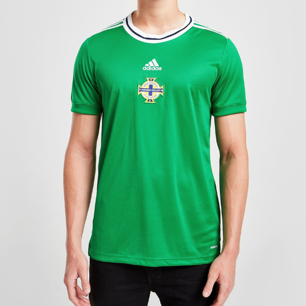 Untitleddesign-2022-06-27T083525.389_a7ab7557-0317-4ba3-a20e-ed224798a702 | AE JERSEY Man wearing a green Ireland national soccer jersey with Adidas logo and crest.