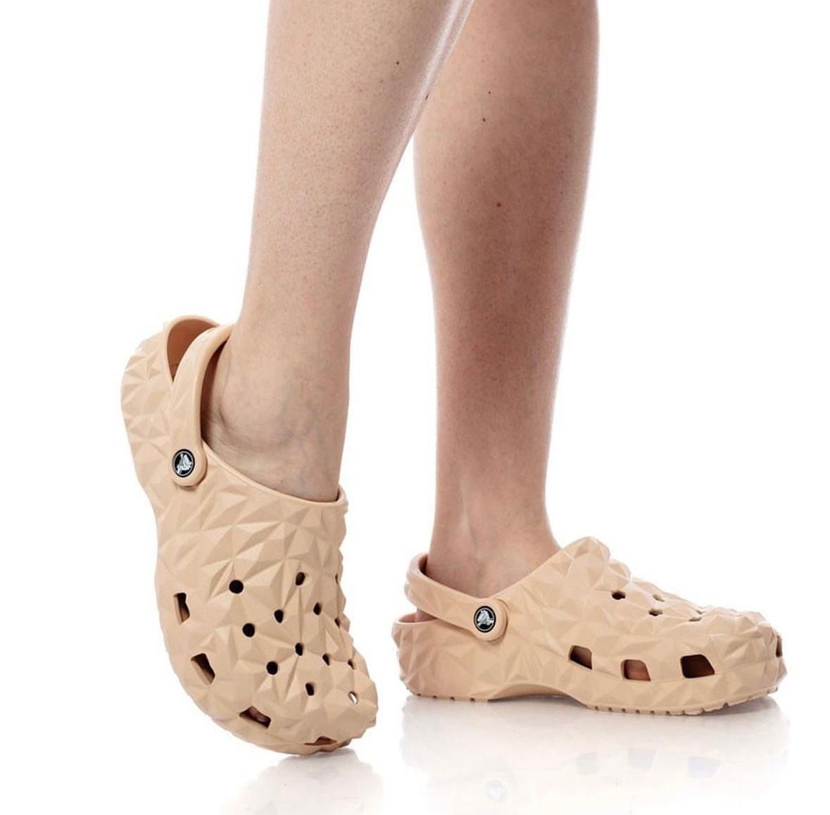 WhatsApp_Image_2024-10-20_at_14.48.50 | AE JERSEY Peach-colored geometric clogs with back strap on a person’s feet.