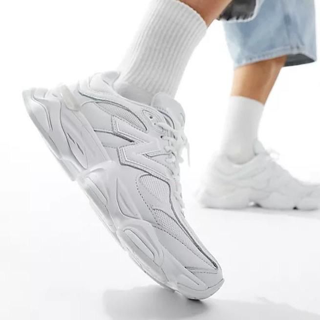 WhatsApp_Image_2024-10-25_at_12.39.08 | AE JERSEY White athletic sneakers with chunky sole and mesh-panels, shown in a walking pose with white socks and light jeans.