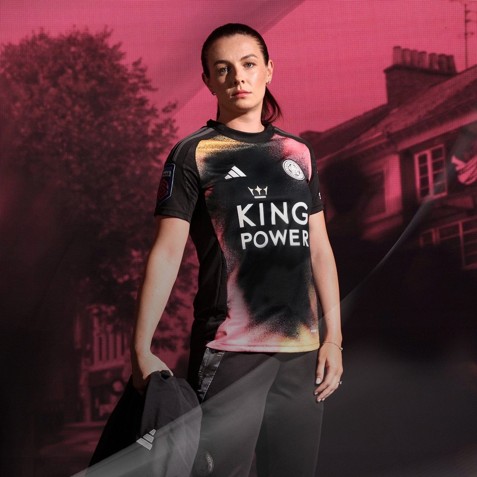 cGxw2KACTrqOFVg | AE JERSEY Athlete standing on stage in a black sports jersey with a 'KING POWER' logo against a pink backdrop.