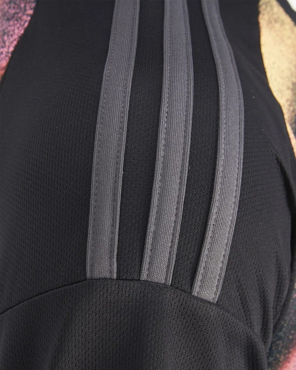 k3FmLpJn7fEC2pE | AE JERSEY Close-up of a black textured fabric with three parallel gray straps running vertically across it on a garment.