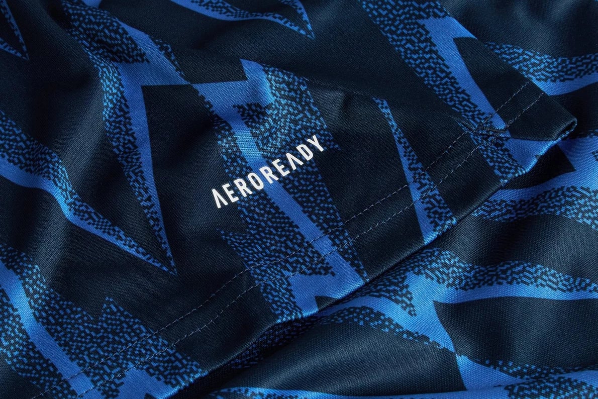 mji9511_d2 | AE JERSEY Close-up of blue patterned fabric with the AEROREADY logo visible.