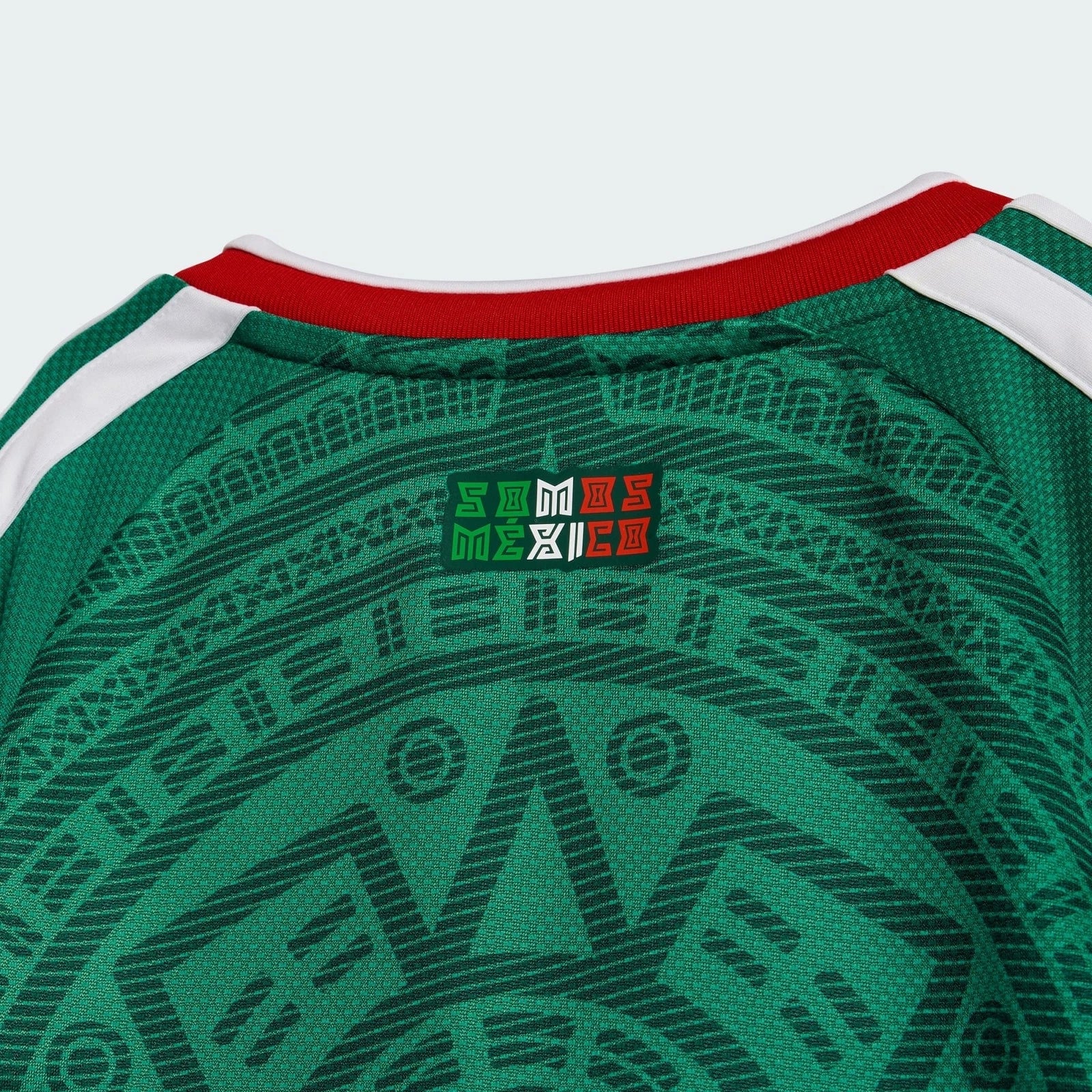 s-l1600_6_14abf432-4c89-421d-ac7c-47212ef64e8c | AE JERSEY Close-up of a green jersey back with a red collar and white shoulder stripes, featuring a small Somos Mexico logo in the center.