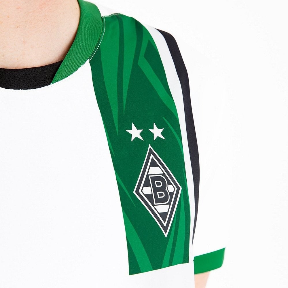t01TFZ1dfzM1pe7 | AE JERSEY Close-up of a green Borussia Mönchengladbach football jersey sleeve with club crest and two stars.