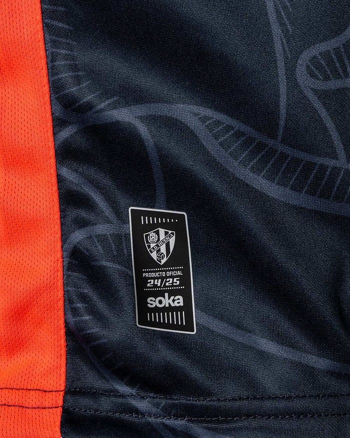 txvsqypOuMiNV0S | AE JERSEY Official product tag on a dark blue jersey showing 24/25 and the brand name 'soka'.
